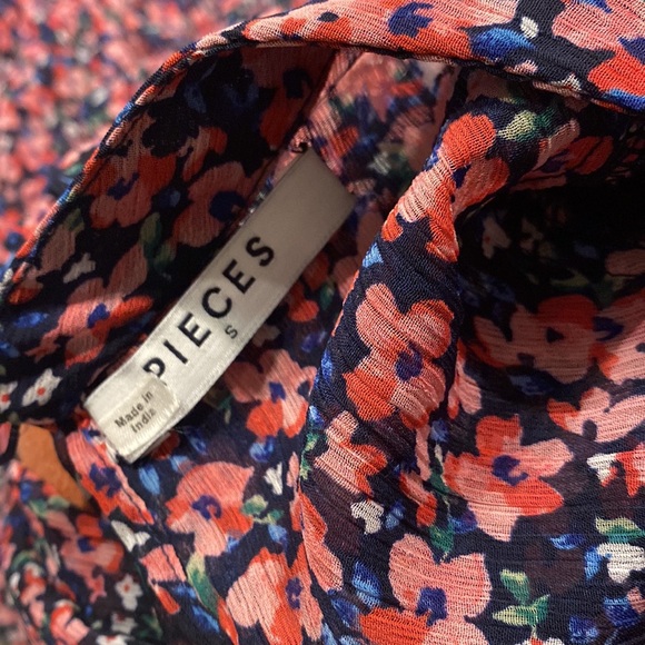 Beautiful floral summer dress - Picture 2 of 2